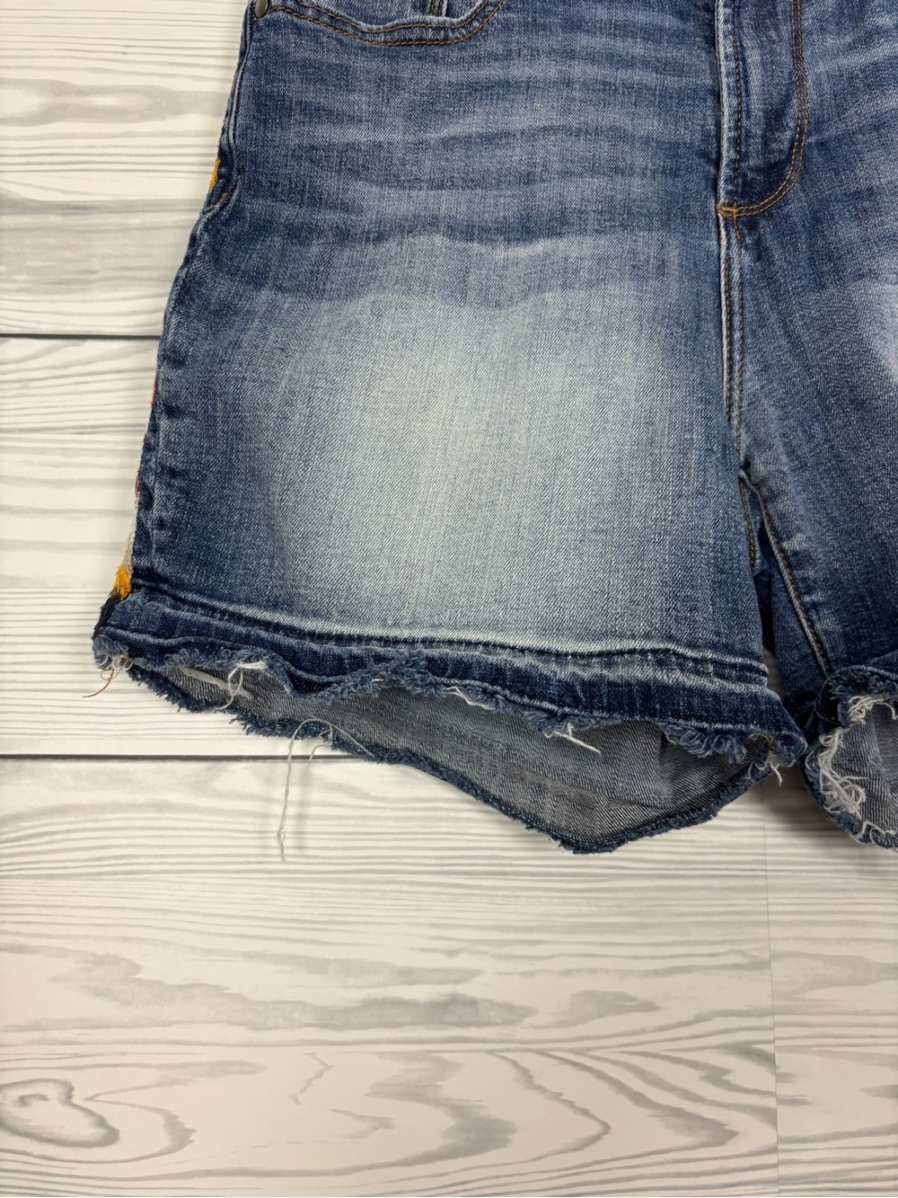 Driftwood Lulu Cherrill embroidered side stripe raw hem denim shorts size 26 - Picture 2 of 11